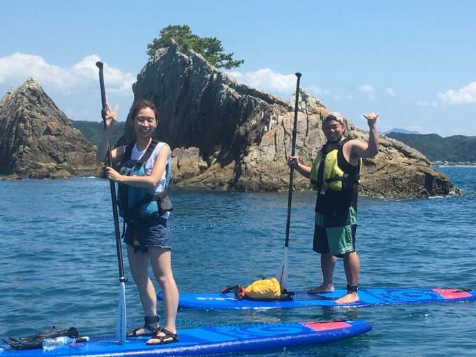 KUMANO OUTDOOR TRIPでSUP体験を楽しむカップル