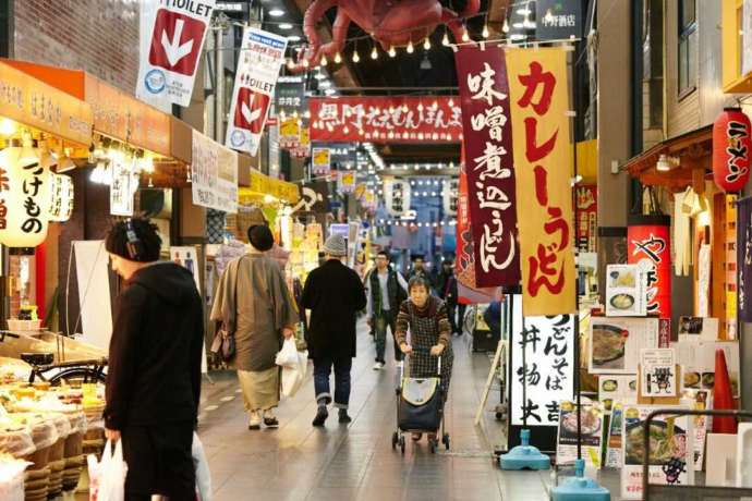 黒門市場の内観(タコのランドマーク周辺)