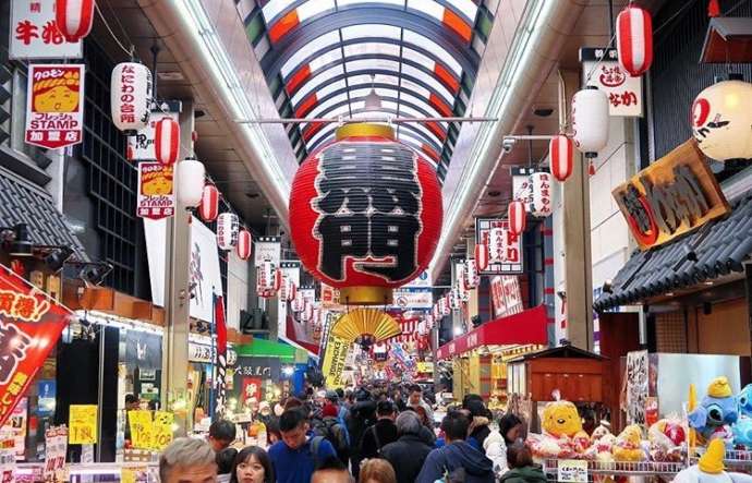 黒門市場の内観(黒門の提灯周辺)