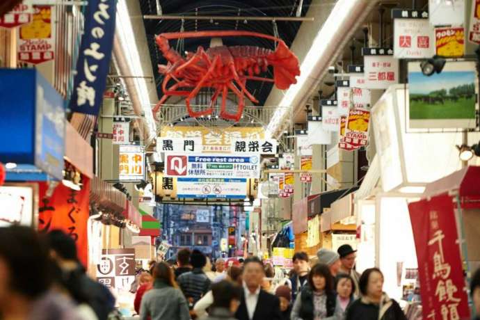 黒門市場の内観(エビのランドマーク周辺)