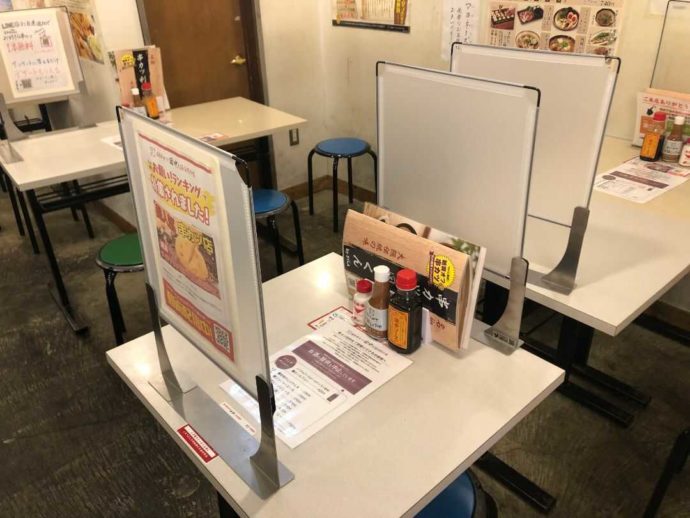埼玉県さいたま市『串カツ田中 大宮店』店内の席