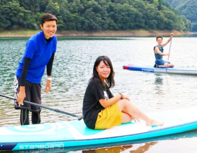 九頭竜湖でカヌーを楽しむ人々