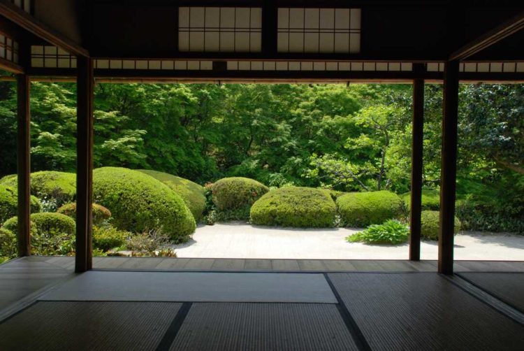 京都府左京区にある詩仙堂丈山寺の春の書院からの眺め