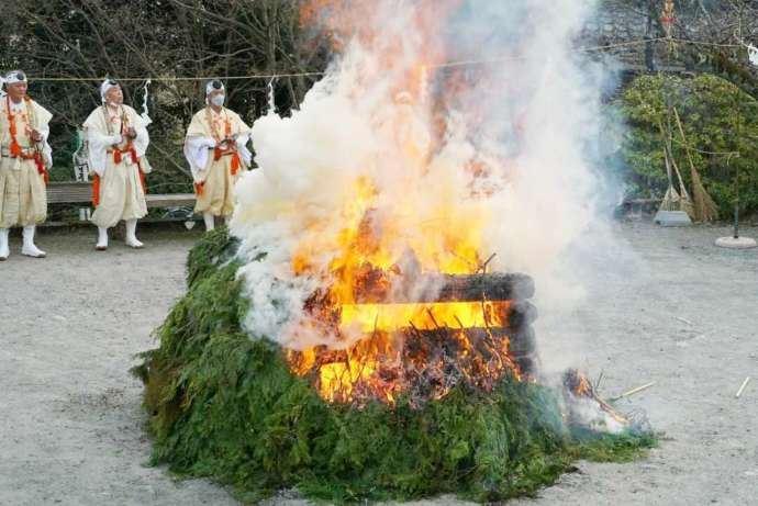 正法寺で節分に行われる柴灯護摩で燃え盛る護摩壇