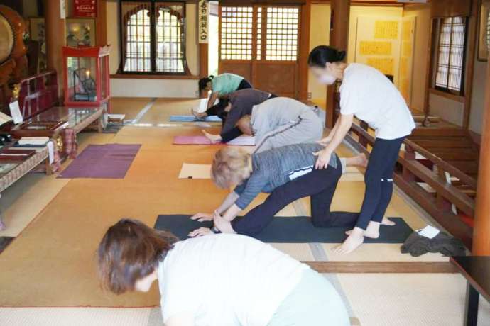 正法寺で行われるヨガスクールの様子