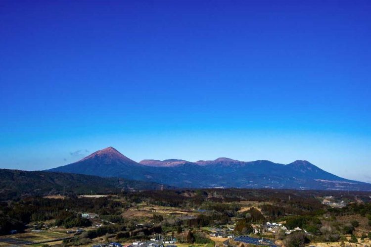 宮崎県都城市高崎町のたちばな天文台から見る霧島連山