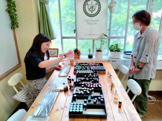 宮崎県宮崎市にある「LC香りカフェ」で対面する講師と体験者