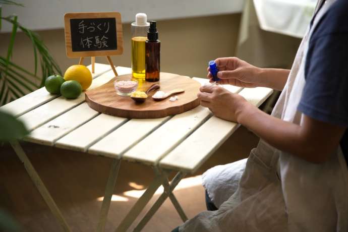 宮崎県宮崎市にある「LC香りカフェ」で調香する人の手元