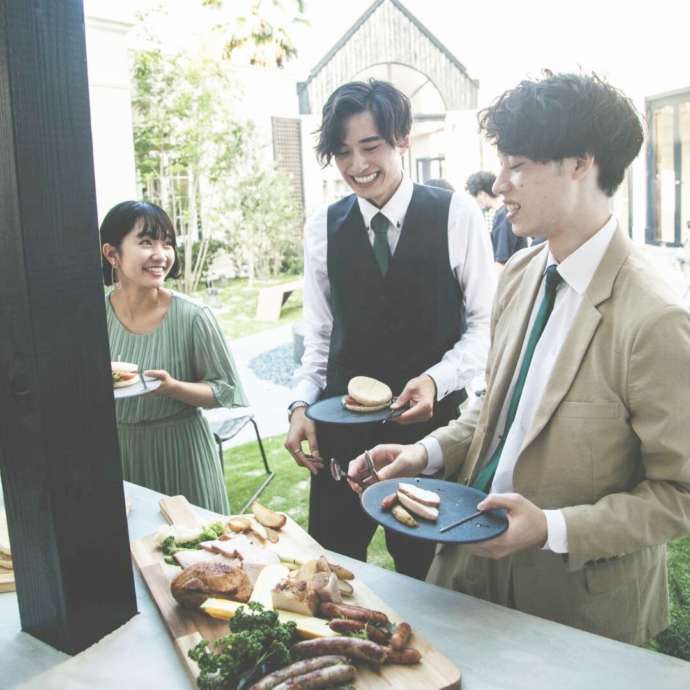 桜坂リトリートの中庭でのパーティ