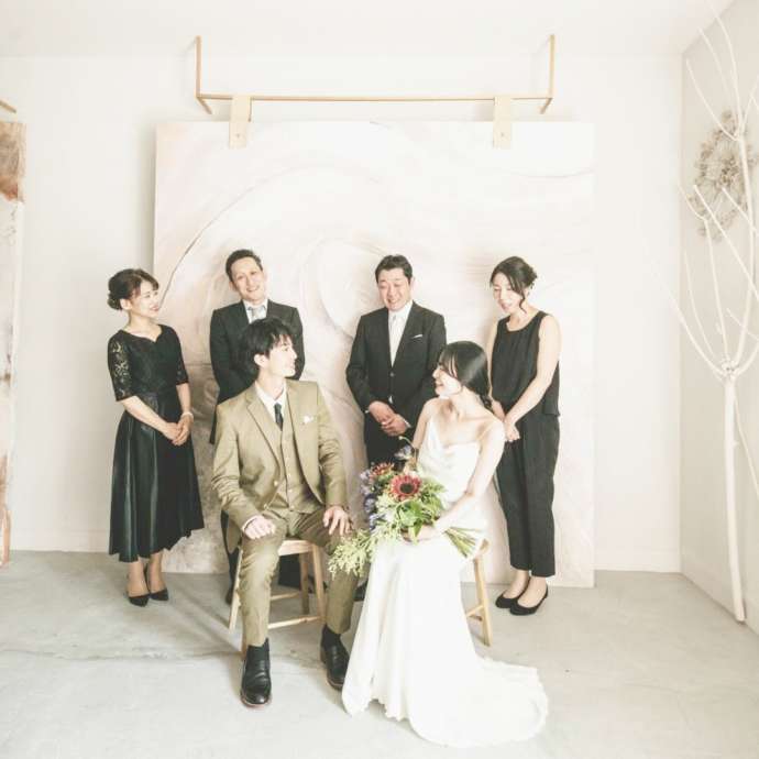 桜坂リトリートのフォトウェディングで家族写真を撮っている様子