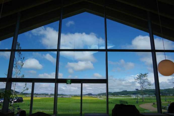 道の駅ましこの建物の中から見た景色
