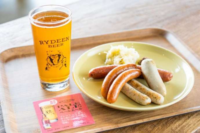 猿倉山ビールバーで提供されているビールとソーセージ