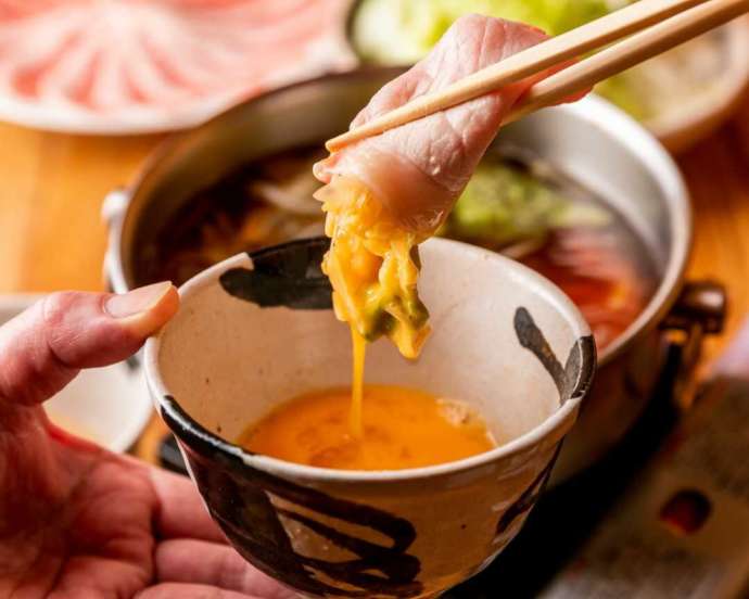 代官山にある「代官山間人」でしゃぶすきを食べる様子