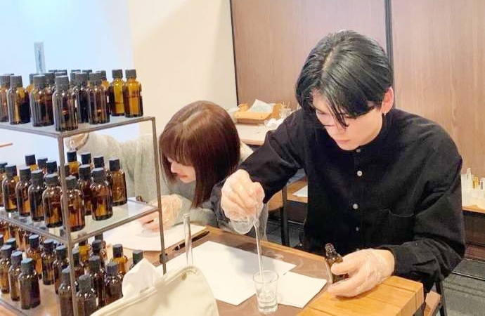 「Magnolia Fragrance」で真剣に調香するカップル