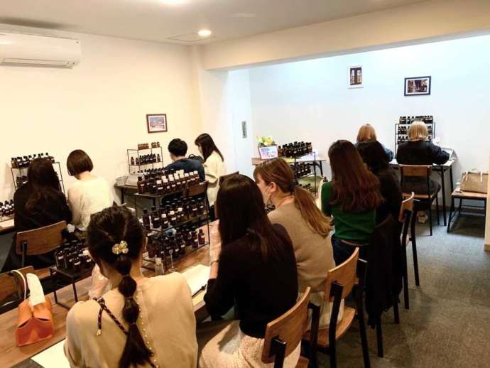 「Magnolia Fragrance」で調香に挑戦する女性たち