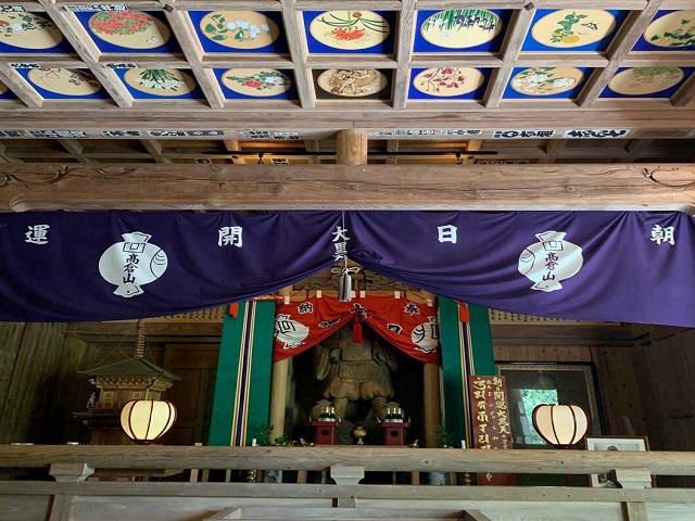 真野寺の朝日開運大黒天をまつる本堂と天井絵
