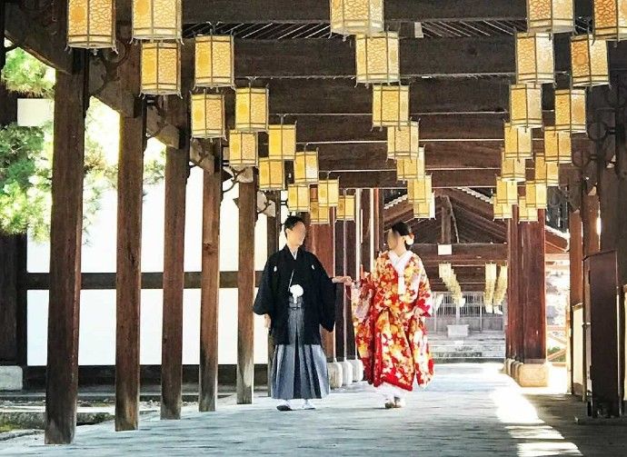 萬福寺の回廊で撮影に臨む和装姿の新郎新婦