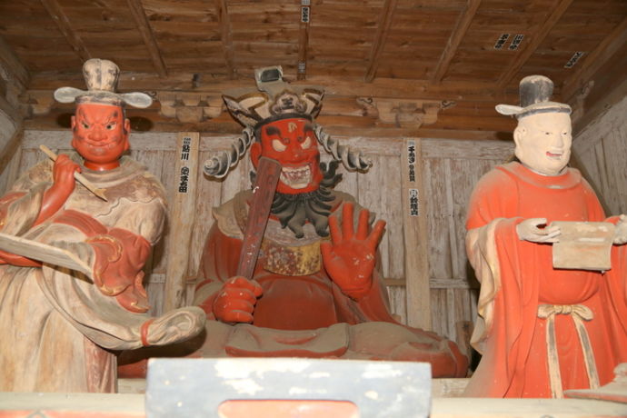 西明寺の閻魔堂内にある笑い閻魔