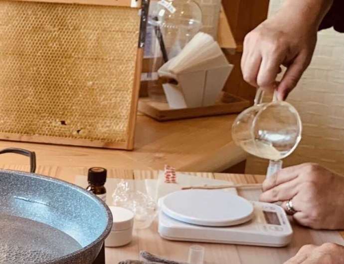 三重県伊勢市にある「松治郎の舗 伊勢おはらい町店」のリップクリーム作り体験で使うもの