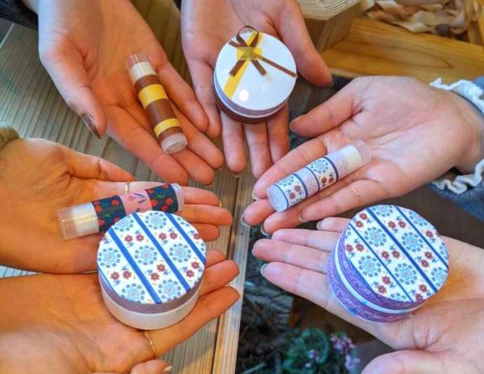 三重県伊勢市にある「松治郎の舗 伊勢おはらい町店」で作ったアイテムを手のひらに乗せた様子
