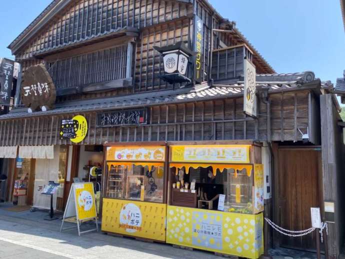 三重県伊勢市にある「松治郎の舗 伊勢おはらい町店」の外観