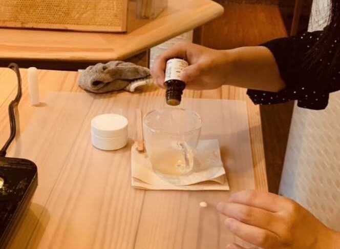 三重県伊勢市にある「松治郎の舗 伊勢おはらい町店」のリップクリーム作り体験の様子