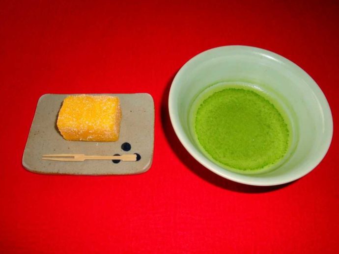 茶室閑雲亭の抹茶と復元菓子