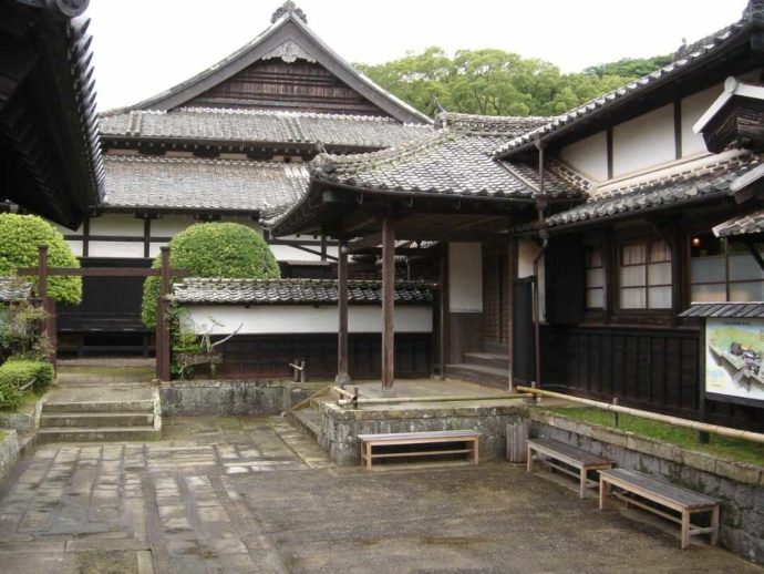 松浦史料博物館の外観