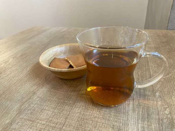 ほうじ茶と瓦せんべい