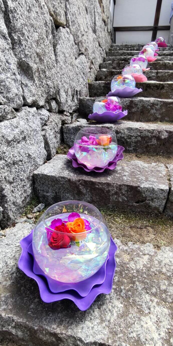 二之丸史跡庭園の花のイベントで飾られたガラスボールの花