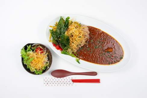 道の駅みなみやましろ村で食べられる村カレーとサラダの写真