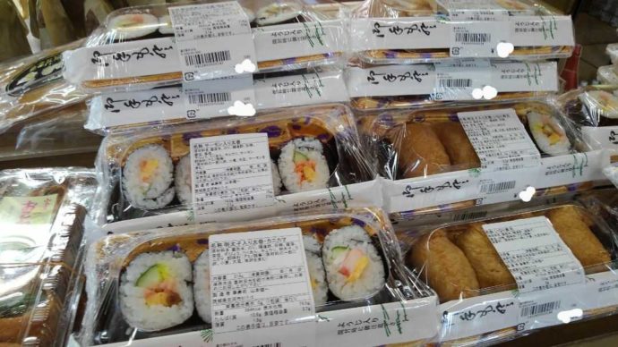 道の駅みかもで販売している太巻きやいなり寿司
