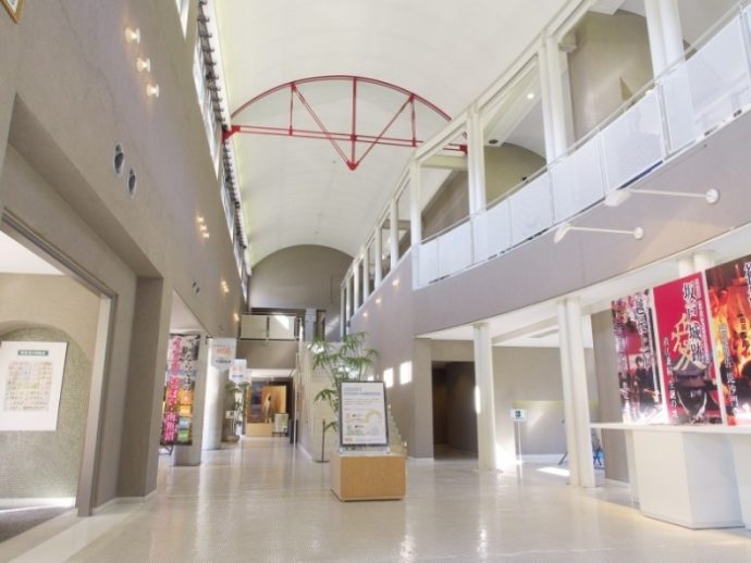 白で統一された今泉記念館の館内