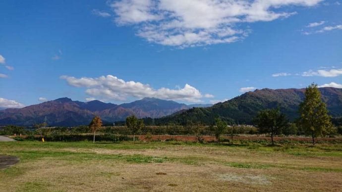 紅葉に染まる山々を見ることができる秋の景色