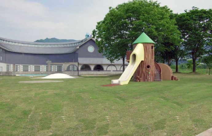 敷地内の憩い広場の写真。子どもが遊べる遊具が設置している