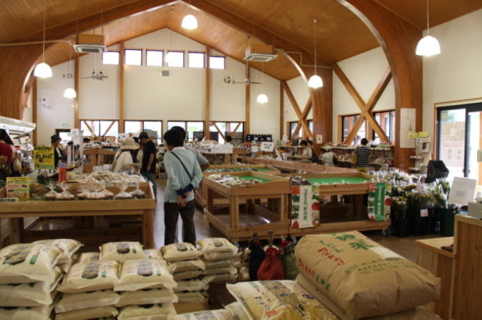 四季味わい館の特産物販売の様子