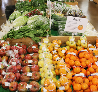 地元南魚沼の野菜や果物が所狭しと並んでいる
