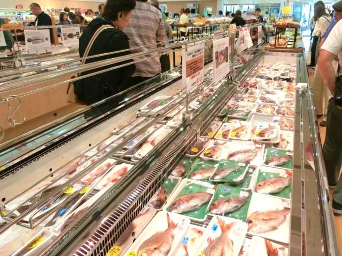 秋田県男鹿市にある「道の駅おが」オガーレで売られている魚たち
