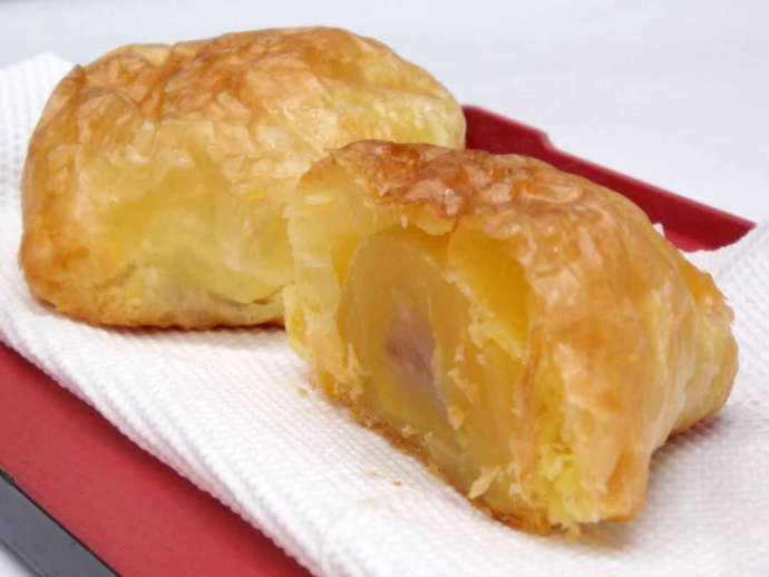 マロンパイの断面。しっとりとした栗がおいしそうな風味