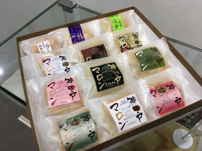 ワイン、抹茶、さくら餡などさまざまな味のマロンパイの写真