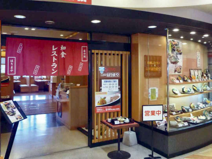 館内和食レストランの入口部分の写真、赤いのれんがかかっている