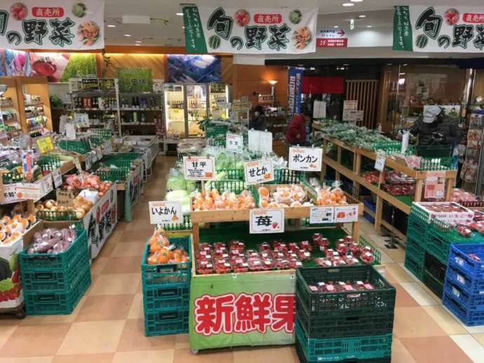 道の駅みきのお土産店でいちごやポンカンなどたくさんの作物が並ぶ様子