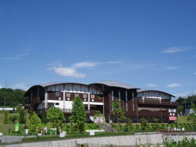 道の駅みきの建物外観写真。茶色の壁と丸みをおびた屋根が特徴的