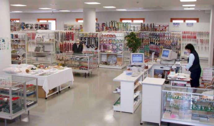 道の駅みきの中にある金物展示即売館には2万点ともいわれる金物が並ぶ