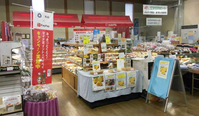 スイーツを販売する土産物店の写真。たくさんのお菓子が並んでいる