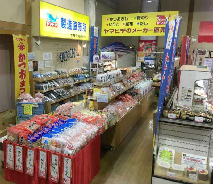 乾物の土産物店の写真。乾物の種類もかつおを中心にとても多い