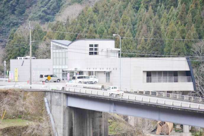 国道193号線側から眺める美郷ほたる館の外観