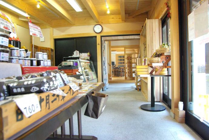 味噌や加工調味料を購入できるみそぱーくの直売所