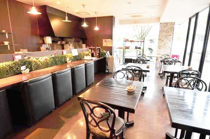 「三宅美術館」1階に併設された「Cafe&Bakery Trois Maison(カフェ&ベーカリー トワメゾン)」の店内の様子