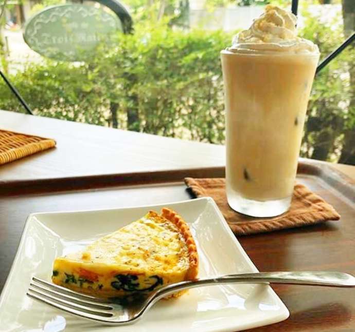 「三宅美術館」1階に併設された「Cafe&Bakery Trois Maison(カフェ&ベーカリー トワメゾン)」で供されるキッシュとクリームラテ